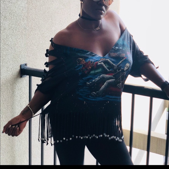 Distressed women’s tee w/ shingles & beads 💀 - Picture 2 of 3